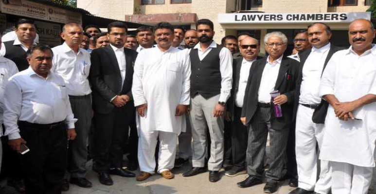 Chander Mohan with lawyers