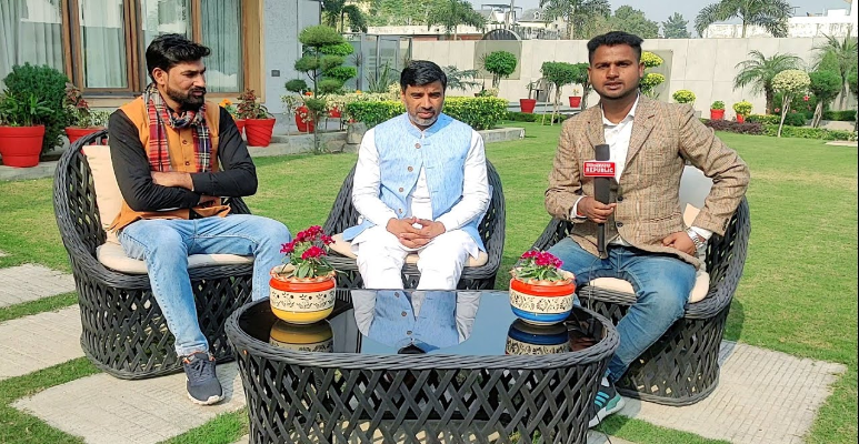 Mahipal Dhanda with news anchor