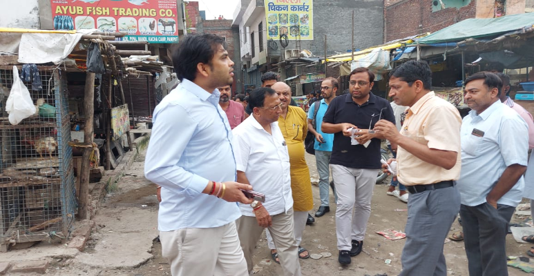 Parmod Kumar Vij inspecting vegetable market