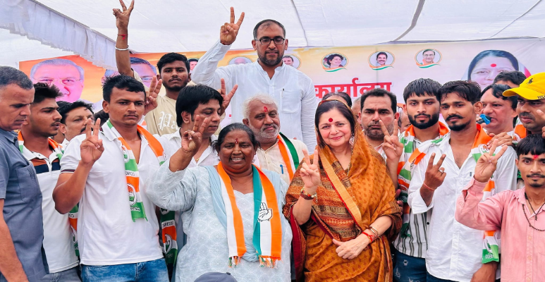 Shakuntla Khatak with Asha Hooda