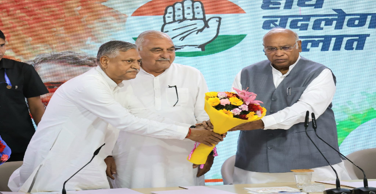 Udai Bhan with Mallikarjun Kharge