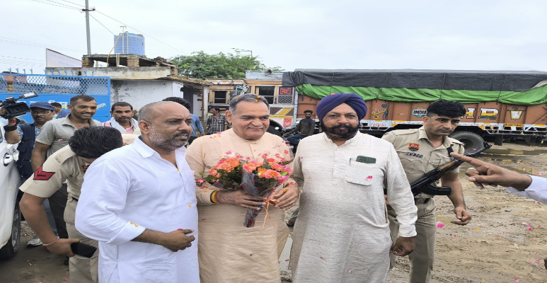 Vinod Bhayana with Members of Truck Union, Hansi