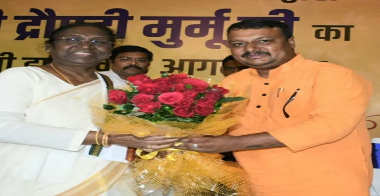 Droupadi Murmu honored Amit Kumar Yadav