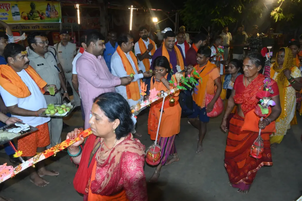 Jayant Raj distributing food to Kanwariyas