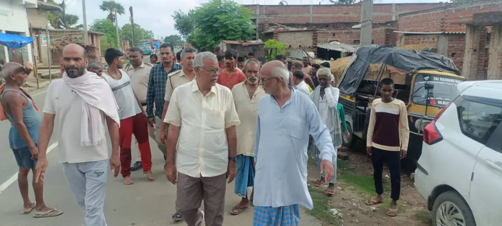 Maha Nand Singh meeting with local people.