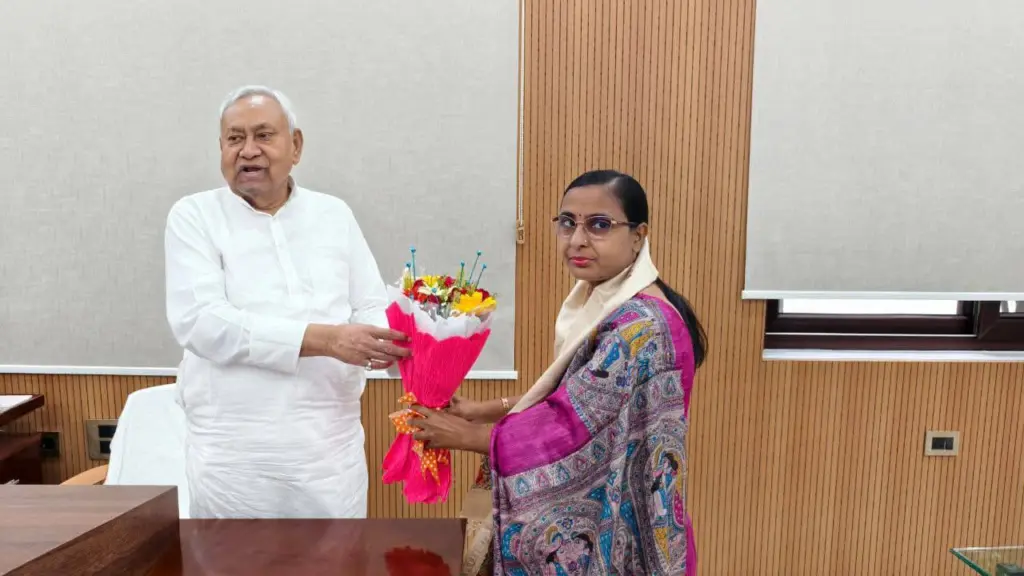 Mina Kumari is with Chief Minister Nitish Kumar