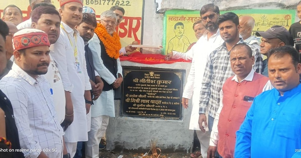 Mishri Lal Yadav laying the foundation stone at Kursaun in Taradih Block.