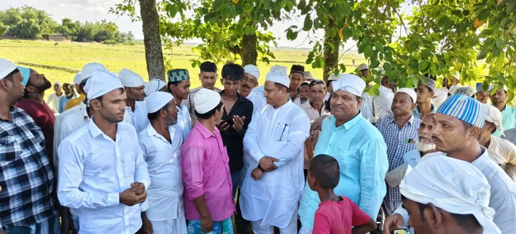 Mohammad Anzar Nayeemi talking to people and listening to their problems among the public.