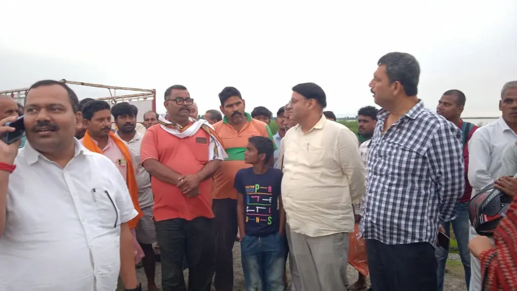 Prashant Kumar interacting with people.