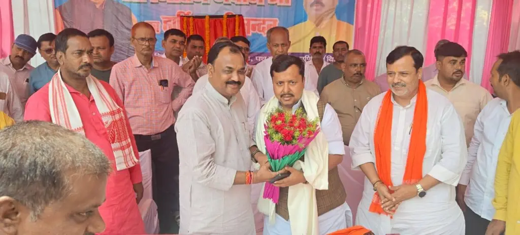 Krishna Kumar Rishi was present with Shri Nitin Nabin Ji during an important event.
