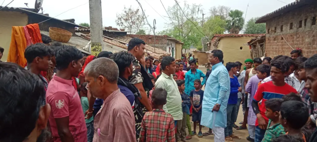 Ramvriksh Sada interacting warmly with local people