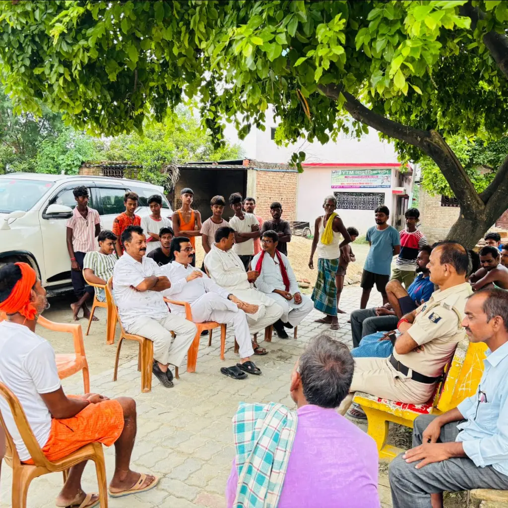 Bachcha Pandey engages with the local people.