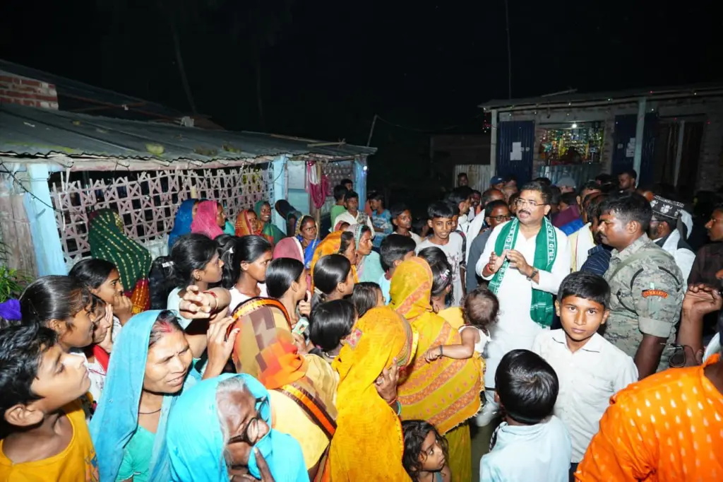 Santosh Kushwaha Talking with people